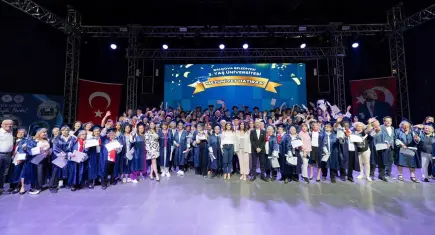 Balçova’da 3. Yaş Üniversitesi mezunları kep attı