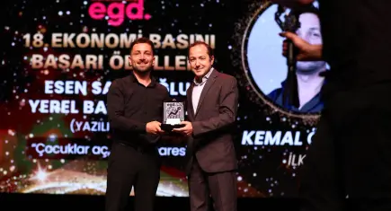 Ekonomi Gazetecileri Derneği’nden muhabirimiz Kemal Özkurt’a ödül