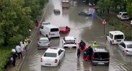 Ankara ve Afyonkarahisar'da sağanak hayatı felç etti: Yollar beyaza büründü, sel araçları sürükledi!