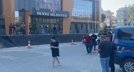 Silifke Belediye'sine operasyon!  Başkan ve çalışanlarına gözaltı