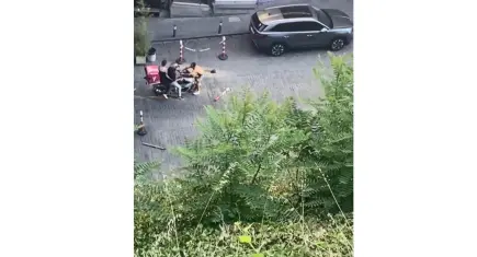 Yarı çıplak halde sokağa çıktı, motosikletin önüne atladı
