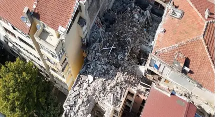 Fatih’te yıkım dehşeti: Operatör ve işçi yaralandı