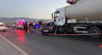 İzmir haber: Yem tankeri otomobile çarptı, karı-koca hayatını kaybetti