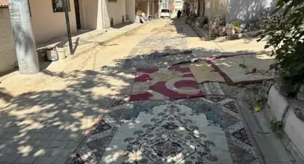 Kaya’dan Büyükşehir’e yol çıkışı: Vatandaş asfalt niyetine sokağa halı seriyor