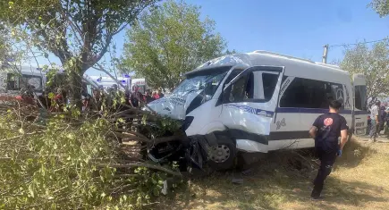 Tarım işçilerini taşıyan minibüs ağaca çarptı: 14 yaralı