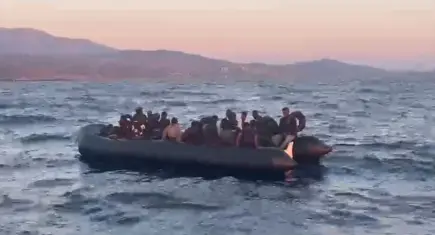 İzmir’de lastik bottaki 31 düzensiz göçmen yakalandı