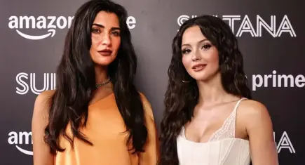 Sultana galasında dikkat çeken an: Tuba Büyüküstün ve Derya Pınar Ak’ın bakışları gündemde