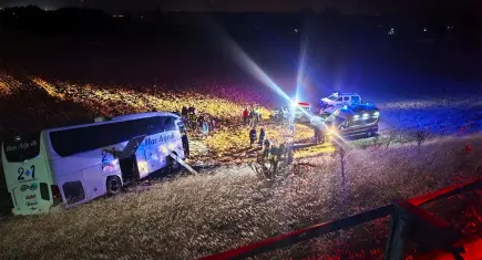 Amasya’da kaza: Yolcu otobüsü bariyerleri aşıp şarampole devrildi! 2’si ağır 24 yaralı