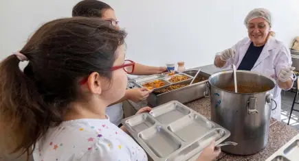 İzmir’de özel gereksinimli öğrencilere sıcak yemek desteği