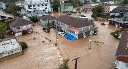 Sakarya'da kuvvetli yağış: Metrekareye 100 kg'dan fazla su düştü, dereler taştı, mahsur kalanlar kepçeyle kurtarıldı!