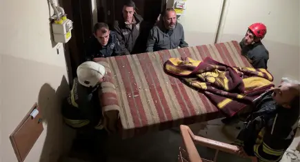 Erzurum’da aranan şüpheli çatıya çıktı: İtfaiye çekyatla önlem aldı
