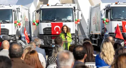 Karşıyaka Belediyesi araç filosunu 17 yeni çöp kamyonuyla güçlendirdi