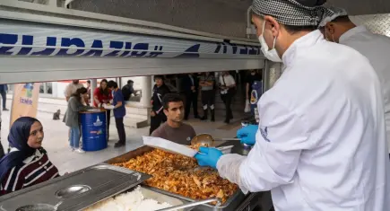 Üniversitelilere “anne eli değmiş gibi” sıcak yemek desteği