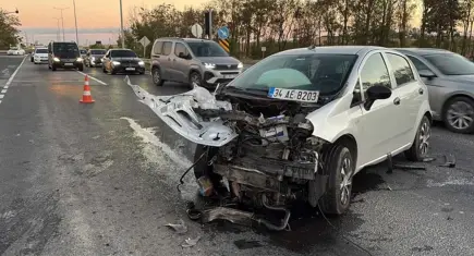 İki otomobil kafa kafaya çarpıştı: Çok sayıda yaralı var