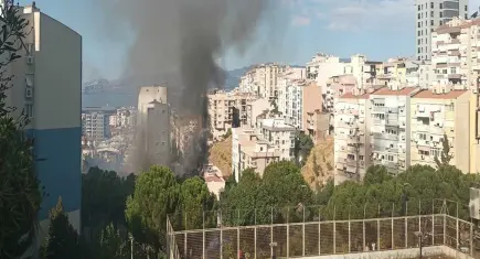 İzmir’de okul çatısında korkutan yangın:Kontrol altına alındı