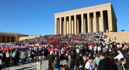 100 bin LÖSEV gönüllüsü Ata’nın huzurunda buluştu