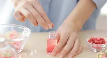 Gül suyuyla yapılan Japon ritüeli şaşırttı! Negatif enerjiyi yok ediyor