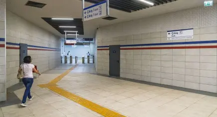 İzmir Metrosu’ndan hastaneye kesintisiz ulaşım: Yaya tüneli hizmete açıldı
