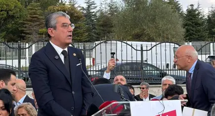 Gökhan Günaydın'dan AYM önünde sansür yasası tepkisi: Yürütmeyi durdurma kararı verilmeli