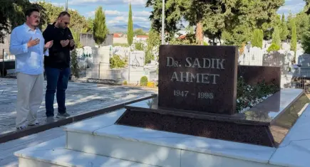 Yeniden Refah Partisi'nden Yunanistan'da Dr. Sadık Ahmet'in kabrine ziyaret 