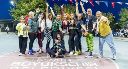 Genç İzmir Şenliği Bostanlı sahilinde renkli görüntülere sahne oldu