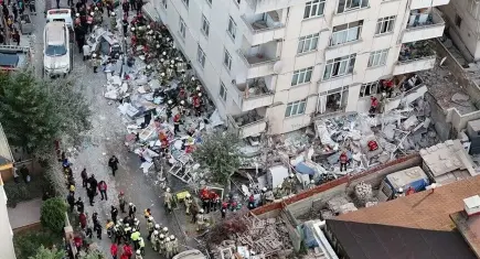 Maltepe’de 7 katlı binanın 3 katı çöktü: 2 can kaybı, 2 kişide enkaz altında!