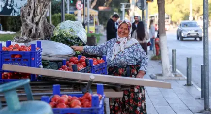 Buca’da 64 yaşındaki Mesude Teyze’den azim dolu yaşam öyküsü