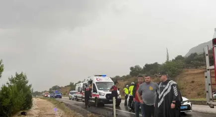 Yağışlı yolda kontrolden çıkan minibüs savruldu:17 yaralı