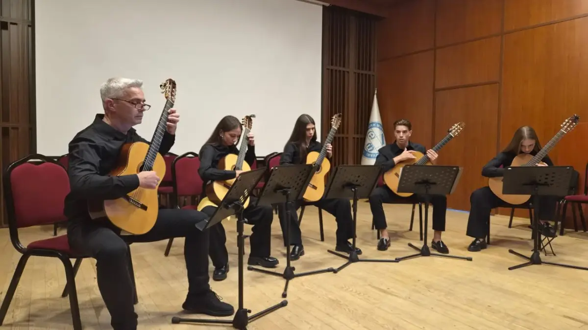 Beş ülkeden gençler Ege Üniversitesinde müzik ve dansla buluştu