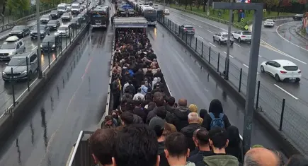 İstanbul’a sağanak kabusu: Yollar göle döndü, trafik kilitlendi! 