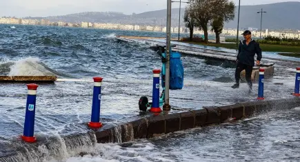 İzmir’de kuvvetli rüzgar alarmı: Çatı uçması ve devrilmelere dikkat
