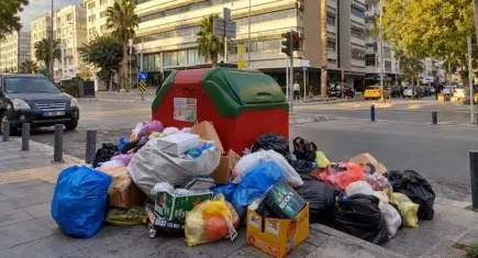 Karşıyaka’da çöp krizi siyaseti karıştırdı: Başkan yurt dışında, CHP'de istifa depremi!