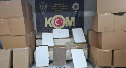 İzmir’de kaçak tütün operasyonu: Minibüsten 2 milyon 160 bin makaron çıktı