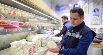 Buca’da şarküteriye denetim: 109,5 kilo tarihi geçmiş ürün ele geçirildi
