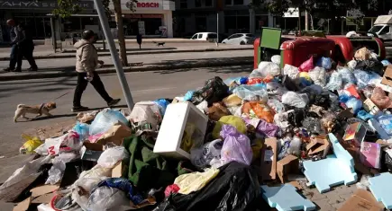 Karşıyaka’da çöp tepkisi: “Her yer kokuyor”