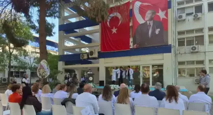 Ege Üniversitesi Eczacılık Fakültesi öğrencileri beyaz önlüklerini giydi