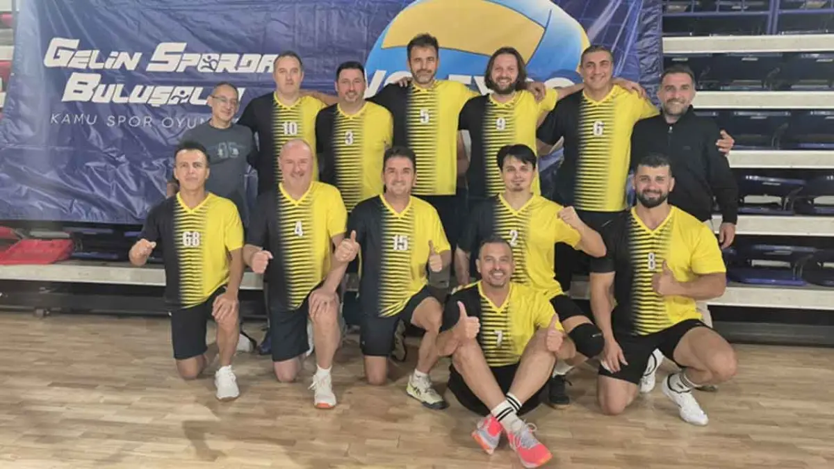 İzmir Valiliği voleybol takımı namağlup şampiyon oldu