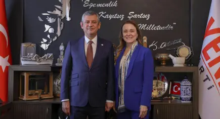 Konak Belediye Başkanı Nilüfer Çınarlı Mutlu, Özgür Özel’i ziyaret etti